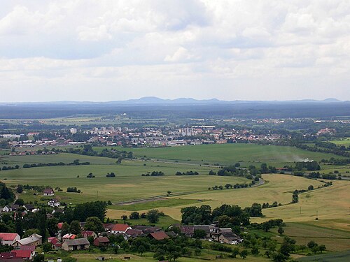 Vue de Mnichovo Hradiště depuis le nord-est (au premier plan : Dneboh)..