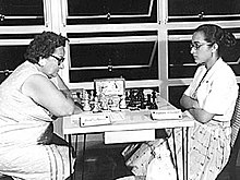 Dora Trepata de Navarro (pa kreisi) šaha turnīra laikā