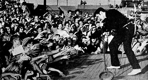 Пресли выступает в торгово-выставочном центре Миссисипи-Алабама в Тьюпело, сентябрь 1956
