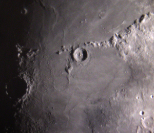 Der Sinus Ästuum mit dem Krater Eratosthenes, links darunter der Geisterkrater Stadius. Am linken Bildrand taucht das Ringgebirge Kopernikus im streifenden Sonnenlicht auf.
