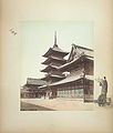 Tennonji, Osaka, between 1885 and 1890. Álbum coloreado a mano. Vista de Shitennō-ji, Osaka.