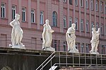 Vier Statuen
