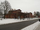 Bahnhofsanlage, bestehend aus Empfangsgebäude, Wohn- und Wirtschaftsgebäuden, Toilettengebäude, Bahnsteigüberdachung, Tunnel und Inselbahnsteig mit Aufseherhäuschen, Wasserturm, Beamtenhaus, Stellwerk und Güterschuppen