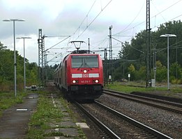 Regional-Express auf dem Weg nach Stuttgart Hbf im Eutinger Bahnhof