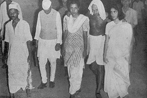 English: Gandhi with Nehru and Indira. Late 1930s.