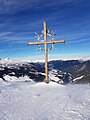 Gipfelkreuz 60 m nordöstlich des Gipfels auf ca. 2107 m ü. A.