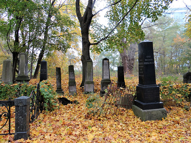 Tombes sous la forme d'obélisque au cimetière juif de Varsovie en automne. Photo de Jolanta Dyr