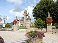 Henvic : l'enclos paroissial et la vieille église.