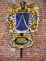 Hollander-Familienwappen in der Petrikirche (Riga), Epitaph für den aus Rostock stammenden Johann Holländer (1669–1732), Rats- und Oberbauherr zu Riga