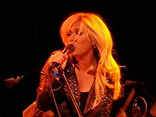 Ведущая певица Лиза Риффель выступает с Killola в 2010 году.