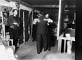 Fotografie von Ernst Ludwig Kirchner im Atelier auf den Lärchen mit Selbstauslöser, um 1919