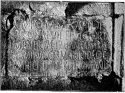 כתובת הקדשה לאל סרפיס מהלגיון השלישי קירנאיקה שמתוארכת לשנת 117 לספירה. הכתובת נמצאה כחלק מהקיר בשער ציון, ומאז נעלמה