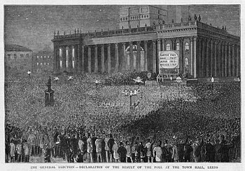 English: Crowds wait outside Leeds Town Hall, ...