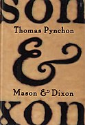 На обложке книги увеличен амперсанд между словами «Мейсон и Диксон», написанными чернилами на пергаменте.
