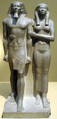 Statua di Micerino e della regina Khamerernebti II, in grovacca, rinvenuta nel tempio mortuario del faraone a Giza. Museum of Fine Arts, Boston. Si noti la palese differenza di realizzazione con l'arte amarniana.
