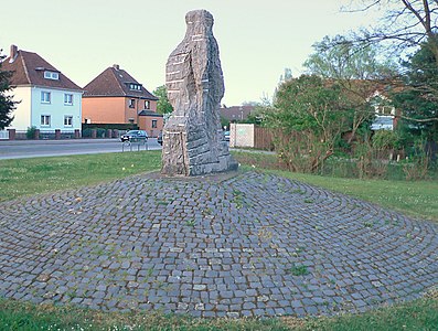 Figure, monument du camp annexe (Außenlager) du camp de concentration de Neuengamme, Hannover-Misburg.