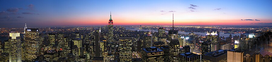 Panoráma mesta New York pri pohade na juh z vyhliadkovej plošiny mrakodrapu GE Building, patriaceho do komplexu Rockefeller Center