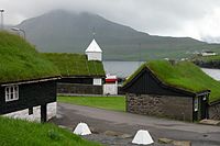Tradičné zelené strechy ktoré možno vidieť na Faerských ostrovoch.