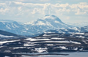 Nuortta Sávllo. Den högra 1756 m höga toppen ligger helt i Norge. Den vänstra 1768 m höga toppen ligger till största delen i Sverige. Vy mot SV.
