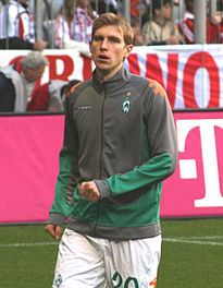 Per Mertesacker, links beim Spiel Werder Bremen gegen Bayern München (2007) und rechts im Trikot des FC Arsenal im Spiel gegen Crystal Palace (2014).