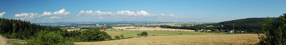 Pohled na Litovelsko ze silnice nad Novou Vsí, zmíněná obec se nachází v pravém dolním rohu fotografie