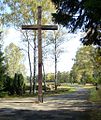Polnisches Holzkreuz, das älteste Mahnmal, errichtet von Bewohnern des polnischen DP-Camps