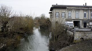 La Retourne à Neufchatel-sur-Aisne et sur la droite le château