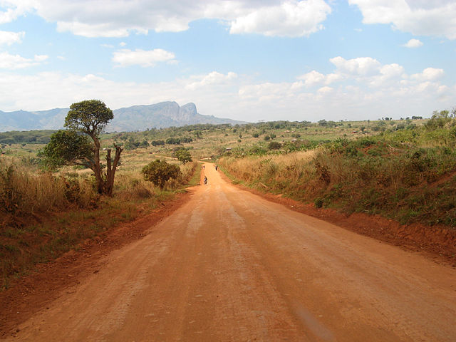 Une route en latérite de l'Afrique subsaharienne (ici au Mozambique).