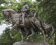 Photograph of the statue of Robert E. Lee on Traveller