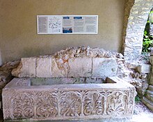 Sarcophage de Jean de Salisbury, évêque de Chartres mort en 1180.