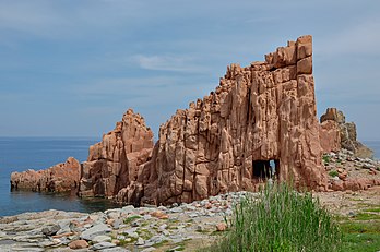 Les Rocce Rosse, à Arbatax, en Sardaigne. (définition réelle 3 000 × 1 993)