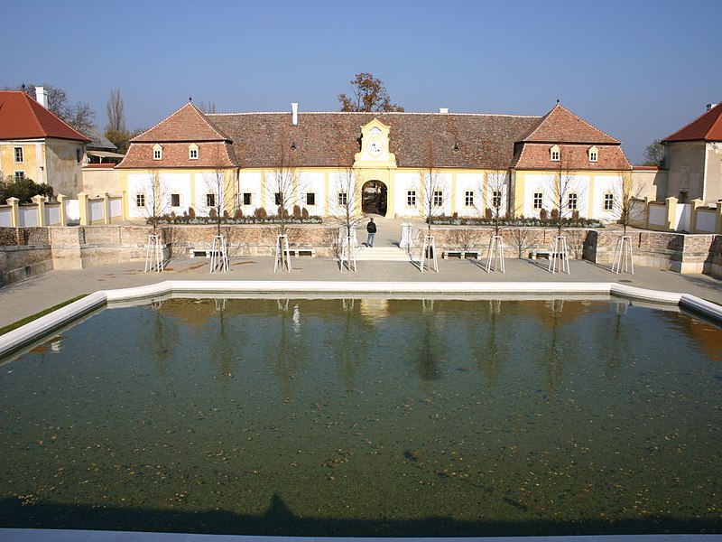 Datei:Schloss hof meierhof.jpg