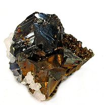 尾太鉱山産の閃亜鉛鉱、黄銅鉱、水晶の鉱石