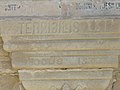 Eingemeißelte Inschrift über dem Eingangsportal der Kirche