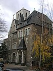 Gemeindehaus St. Marien (vorn), Kirchturm (hinten)