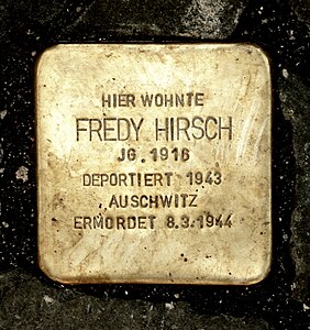 Neuer Stolperstein vor Hirschs ehemaligem Wohnort in Aachen mit neuem Text