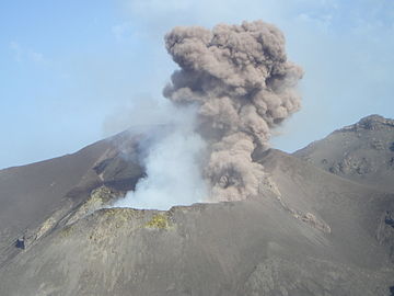 Crater ar ben Stromboli, ynys folcanig yn y Môr Canoldir