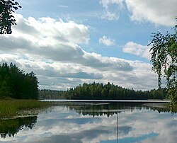 Syväjärvi länsirannalta saareen päin.