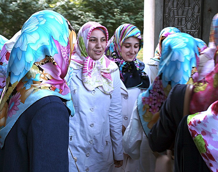 Ficheiro:Turkish women 2x.jpg