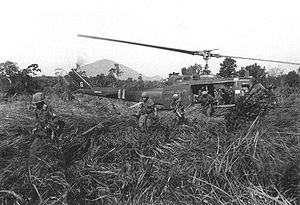 Развертывание пехоты США из UH-1D Vietnam.jpg