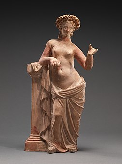 Tanagra en tèrra couéta de temps hèlènistico que montre Afrodita apoyêe sus un piliér. (veré dèfenicion 7 672 × 10 287*)