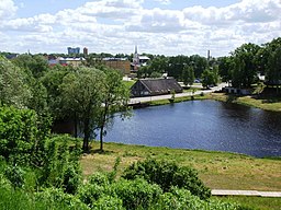 Vy mot staden Valga från den angränsande staden Valka i Lettland.