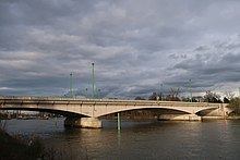 Photographie en couleur d'un pont.