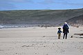 Cornwall-eko Sennen hondartzan paseatzen