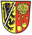 Landkreis Forchheim (–1974) Gespalten von Gold und Rot; vorne ein linksgewendeter, mit einer silbernen Schräglinksleiste überdeckter, rot bewehrter schwarzer Löwe; hinten eine goldene Brautkrone mit abhängenden Bändern über zwei durch die Stiele verbundenen goldenen Kirschen.[1]