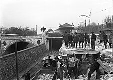 De afbraak van de oorspronkelijke keermuur in 1925.