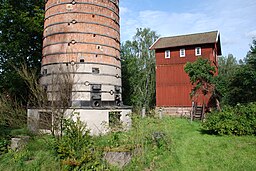 Rostugn till vänster och masugn till höger i bruksmiljön