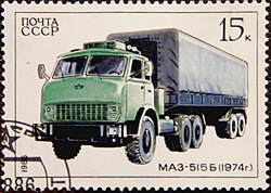 Eine MAZ-515B-Sattelzugmaschine auf einer sowjetischen Briefmarke. Auf dem Dach ist die Klimaanlage erkennbar, hinter der Kabine der Zusatztank in grüner Farbe