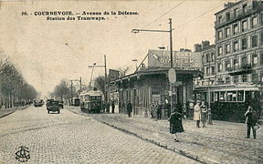 Le 41 au terminus de Courbevoie, établi site propre en accotement de la RN 13.