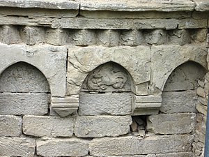 Abside della Pieve. Penultimo arco verso nord-est con la raffigurazione di un Dragone.